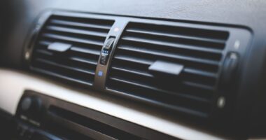 Coche a 60ºC en el interior: así se baja la temperatura del habitáculo en minutos este verano